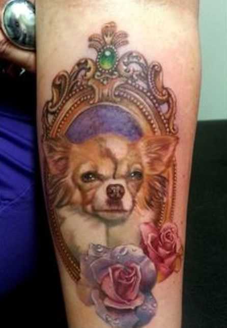 A tatuagem de uma menina no antebraço - o cão e a rosa