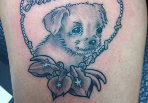 A tatuagem de uma menina no ombro - cachorro