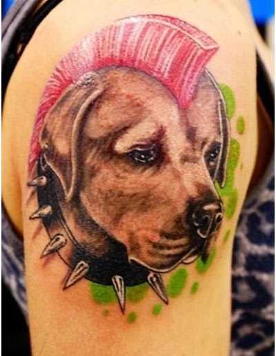 A tatuagem de uma menina no ombro em forma de cão
