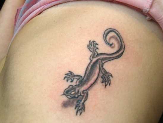 A tatuagem de uma menina no ombro em forma de lagarto