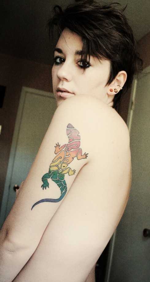 A tatuagem de uma menina no ombro - lagarto colorido