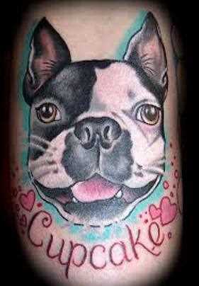 A tatuagem de uma menina no ombro - o cão e a inscrição