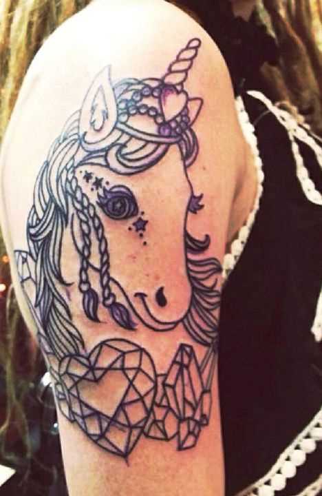 A tatuagem de uma menina no ombro - que é um unicórnio