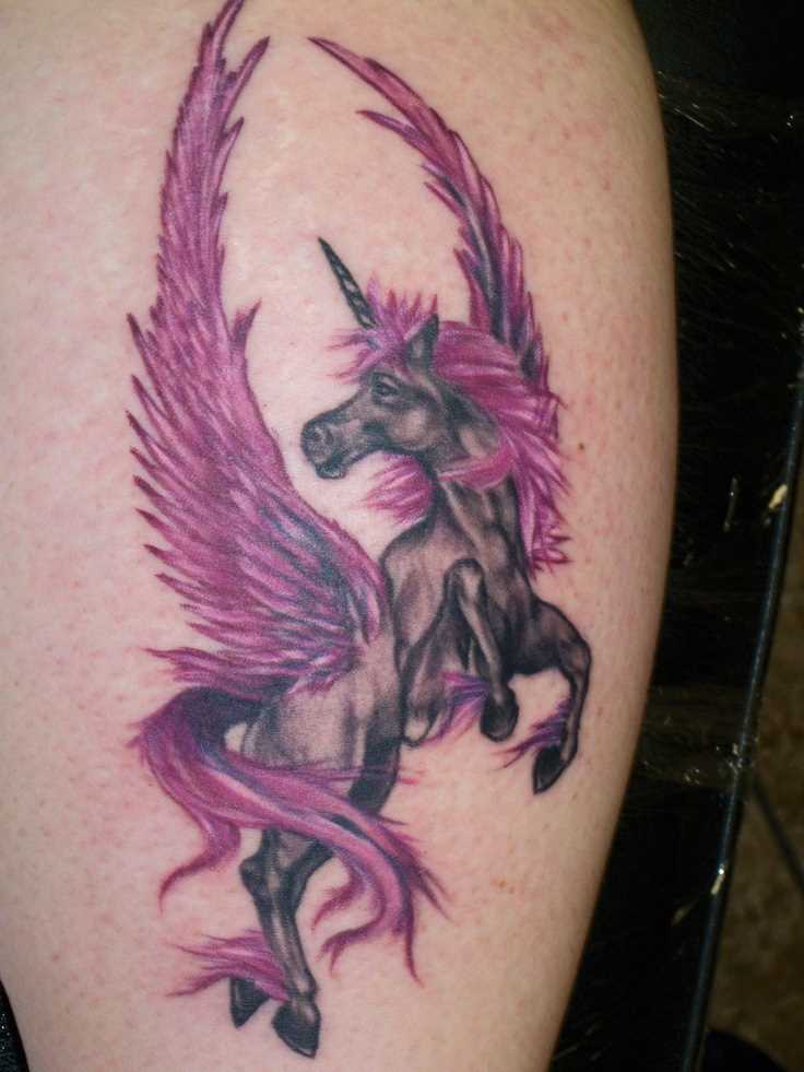 A tatuagem de uma menina no ombro - unicórnio com asas