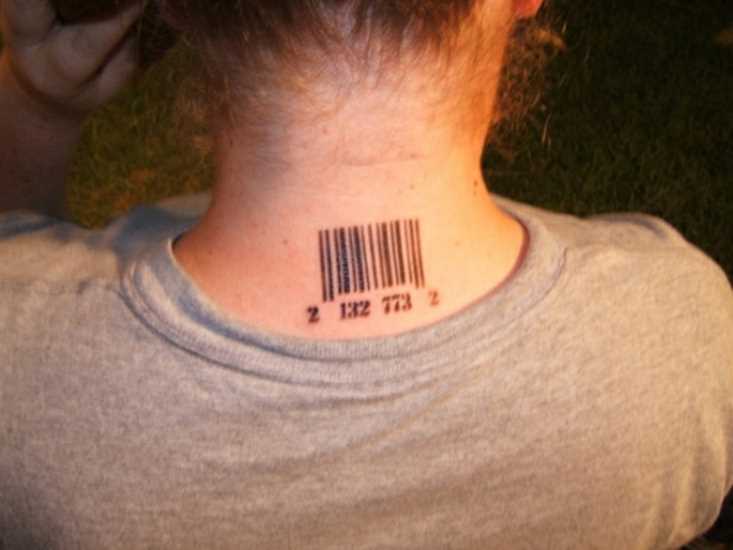 A tatuagem de uma menina no pescoço - código de barras