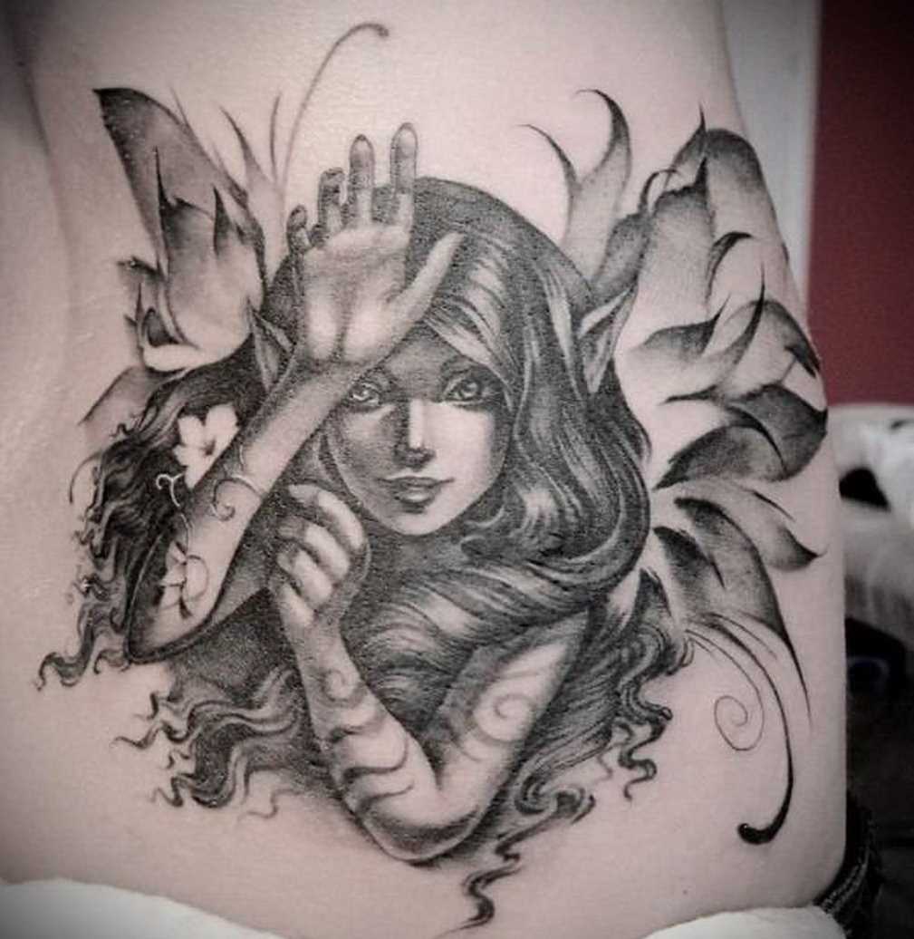 A tatuagem de uma menina pixie em suas costas de uma mulher