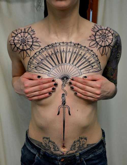 A tatuagem de uma menina sobre os ombros em forma de dois mandal