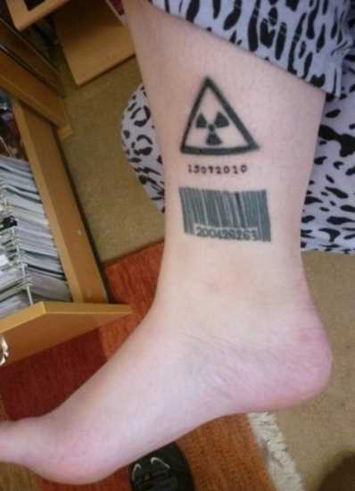 A tatuagem de uma menina-t - o código de barras