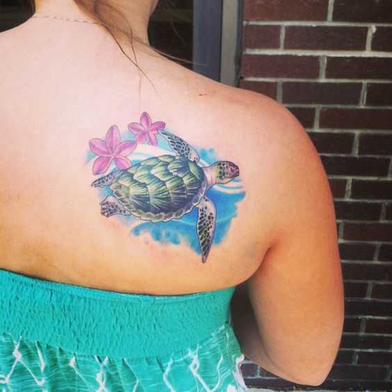 A tatuagem de uma tartaruga, com flores em lâmina de meninas