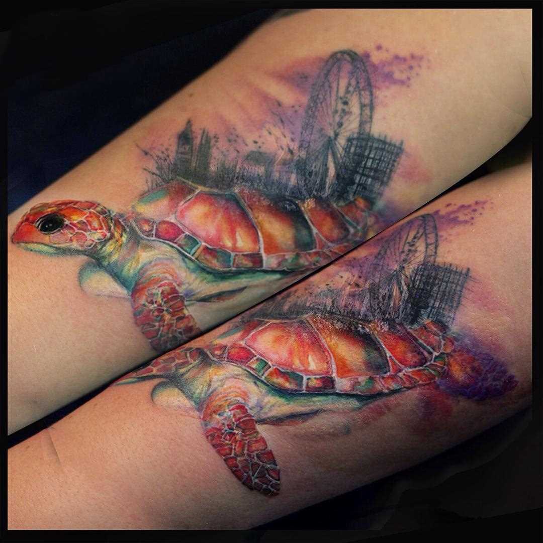 A tatuagem de uma tartaruga no antebraço da menina