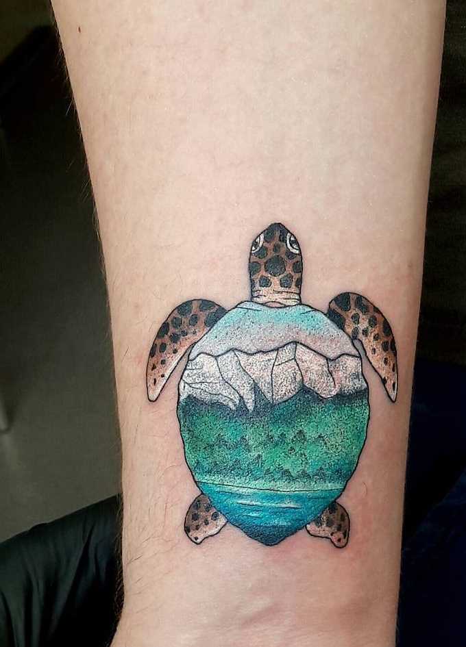 A tatuagem de uma tartaruga no pulso cara