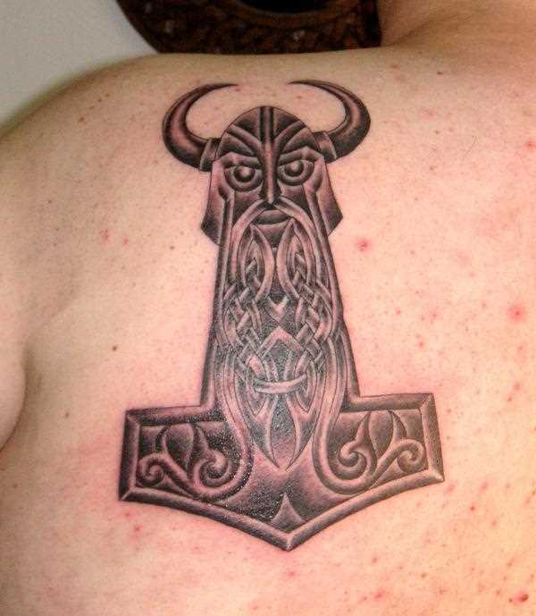 A tatuagem do cara blade - o martelo de Thor