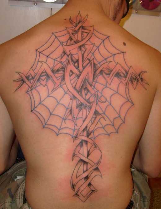 A tatuagem do cara em suas costas - uma teia de aranha e a cruz