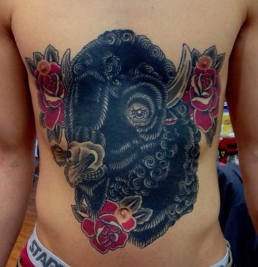 a tatuagem do cara na barriga - o touro e a rosa