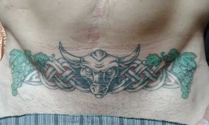 a tatuagem do cara na barriga - o touro, o padrão e as uvas