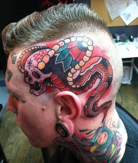 A tatuagem do cara na cabeça de cobra