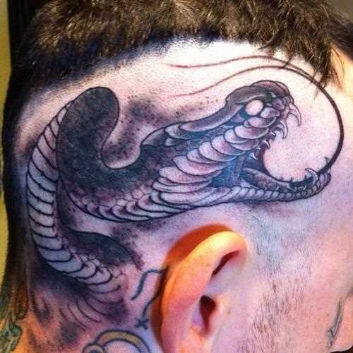 A tatuagem do cara na cabeça em forma de serpente