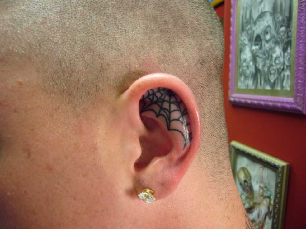 A tatuagem do cara na orelha - a web