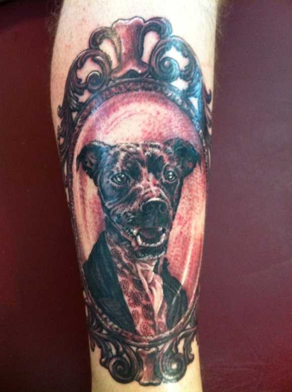 A tatuagem do cara no antebraço - cão