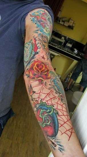 A tatuagem do cara no antebraço com a imagem da web e rosas