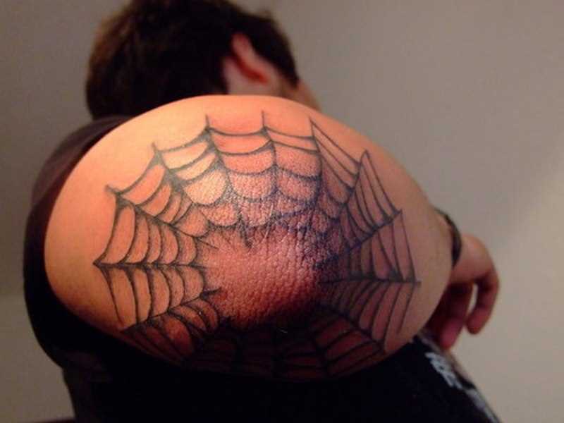 A tatuagem do cara no cotovelo - teia de aranha