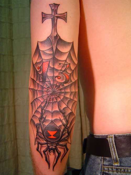 A tatuagem do cara no cotovelo uma teia, aranha, cruz vermelha e do número 13