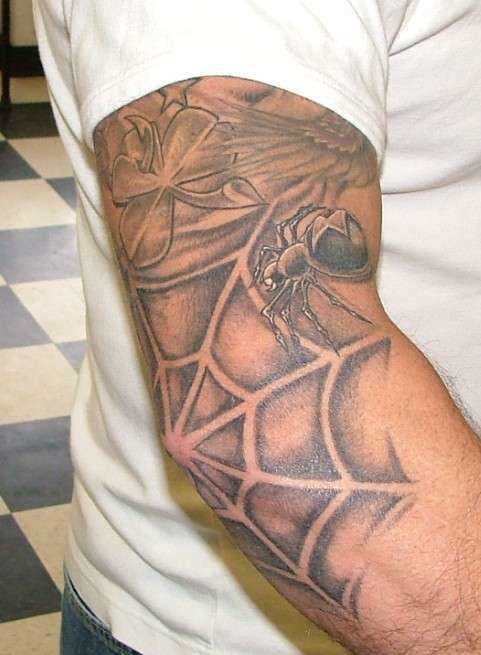 A tatuagem do cara no cotovelo uma teia de aranha e no ombro