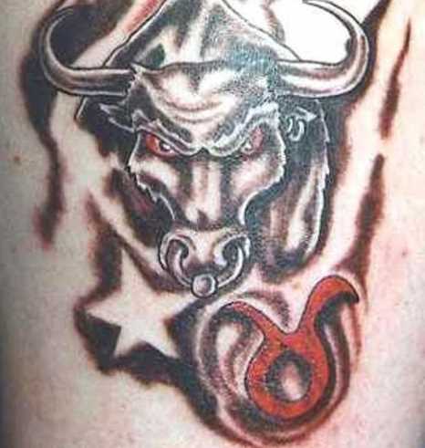 A tatuagem do cara no ombro com a imagem de um touro e um signo do zodíaco