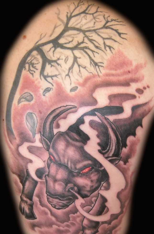 a tatuagem do cara no ombro com a imagem de um touro