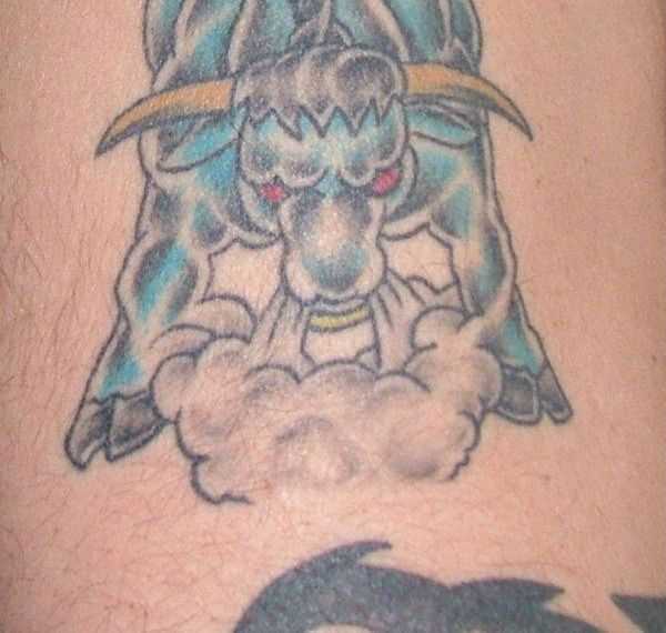 A tatuagem do cara no ombro como um touro azul