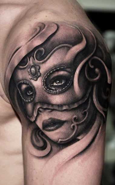 A tatuagem do cara no ombro da garota - máscara