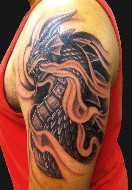 A tatuagem do cara no ombro de - dragão
