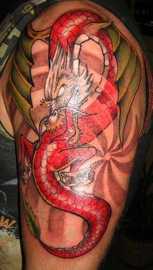 A tatuagem do cara no ombro - dragão vermelho