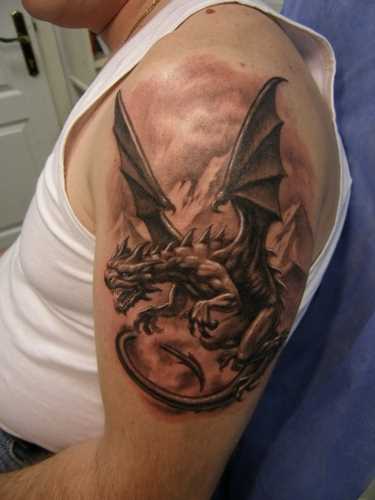 A tatuagem do cara no ombro - dragão voador