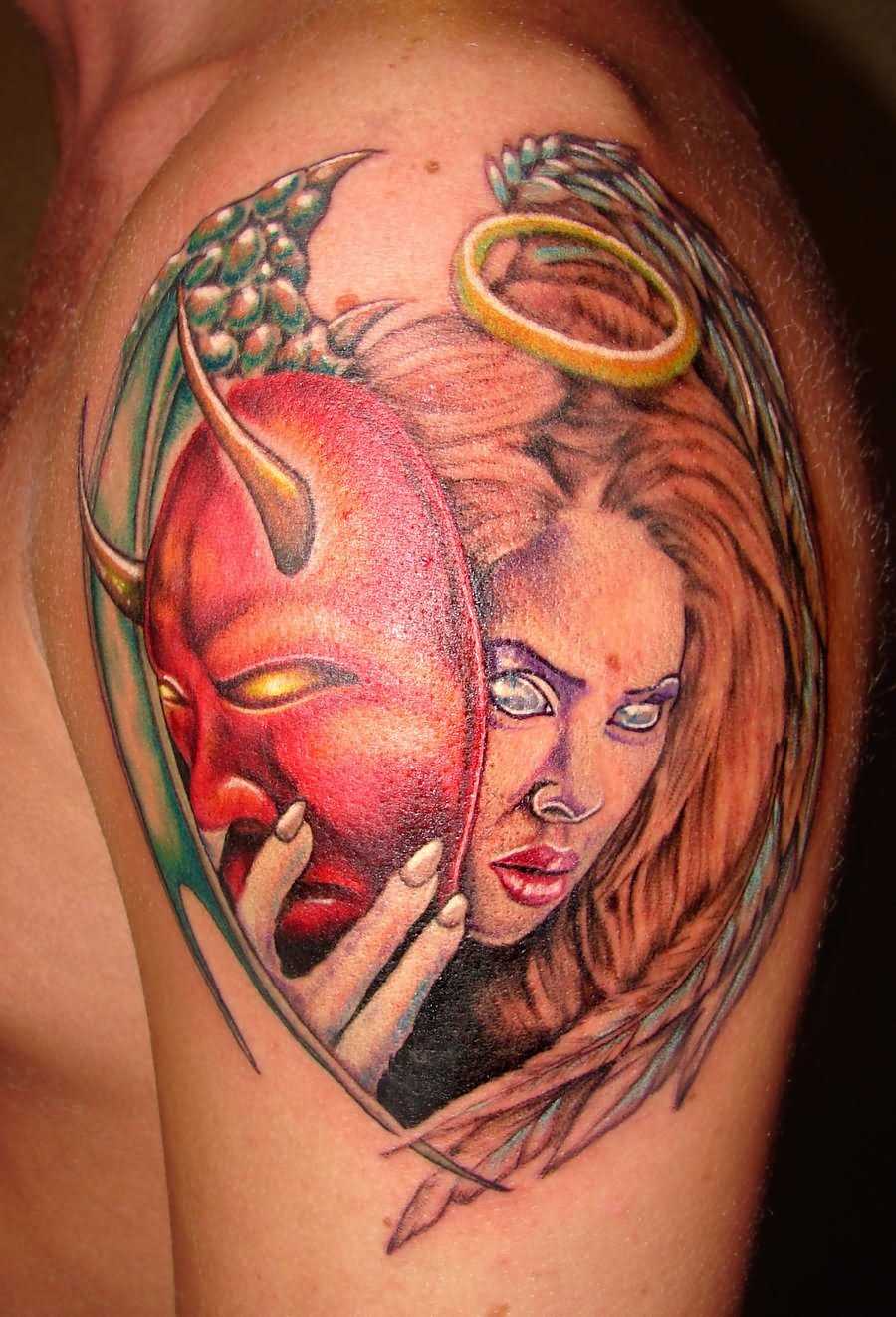 A tatuagem do cara no ombro - é uma menina com uma máscara, o anel e as asas