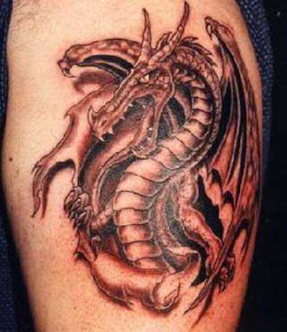 A tatuagem do cara no ombro em forma de dragão