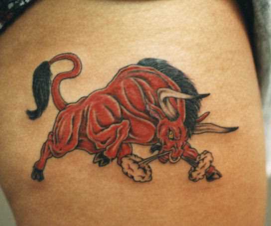 a tatuagem do cara no ombro, na forma de um touro