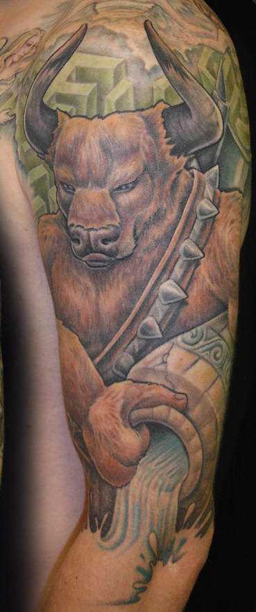 A tatuagem do cara no ombro - um touro com um jarro de água