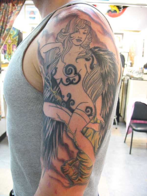 a tatuagem do cara no ombro - Valkyrie
