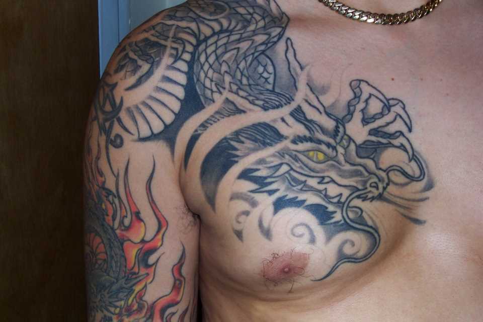 A tatuagem do cara no peito do dragão