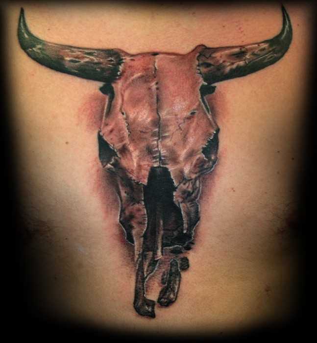 a tatuagem do cara no peito em forma de crânio de boi