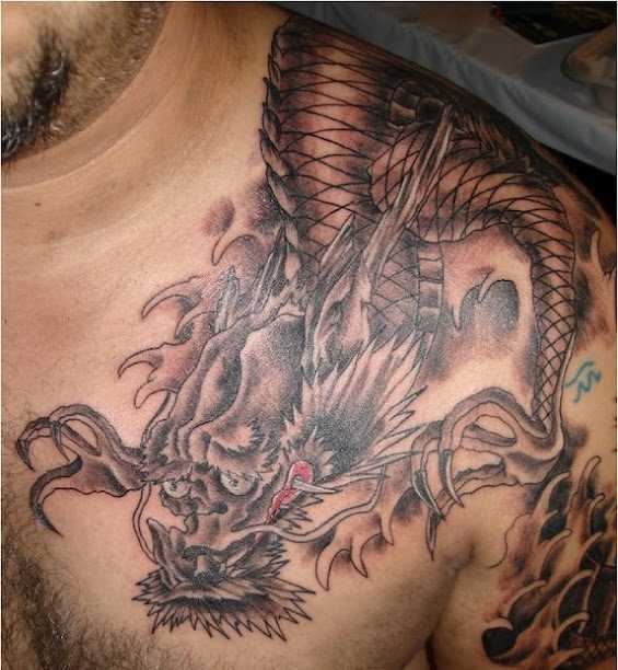 A tatuagem do cara no peito em forma de dragão