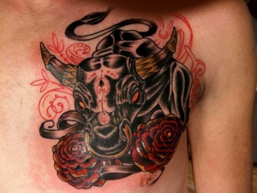 a tatuagem do cara no peito em forma de um touro e cores