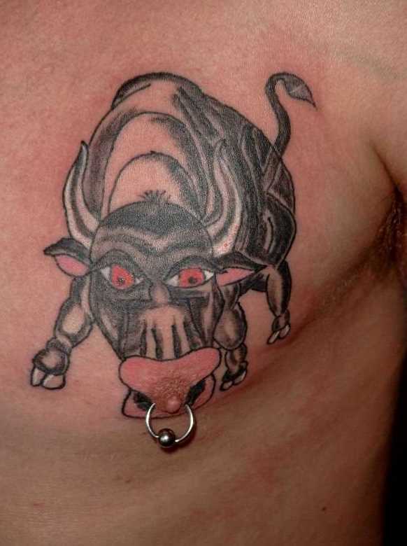 A tatuagem do cara no peito em forma de um touro