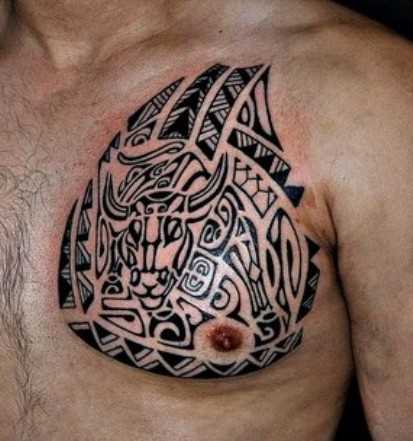 A tatuagem do cara no peito - o touro do padrão
