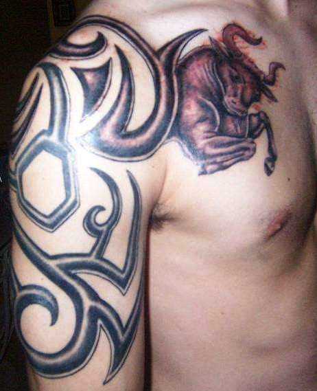 A tatuagem do cara no peito - o touro e padrão no ombro de