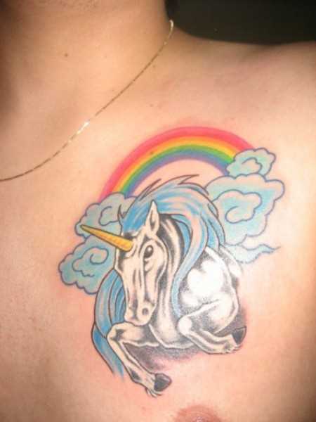 A tatuagem do cara no peito - o unicórnio e o arco-íris