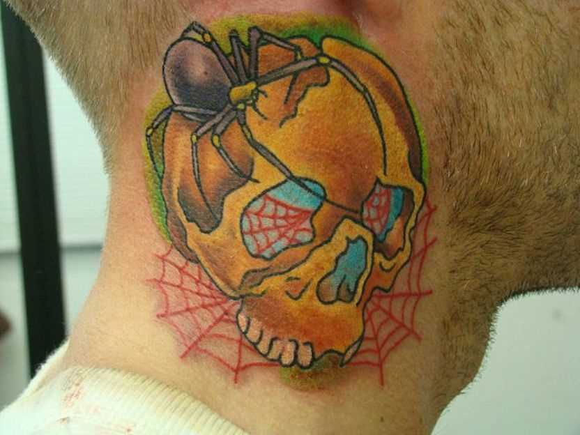 A tatuagem do cara no pescoço - uma teia de aranha, a aranha e o crânio