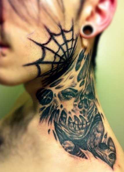 A tatuagem do cara no pescoço - uma teia de aranha e o crânio