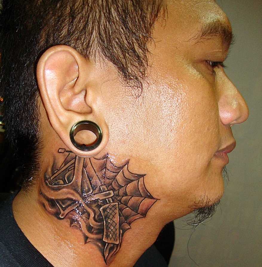 A tatuagem do cara no pescoço - uma teia de aranha